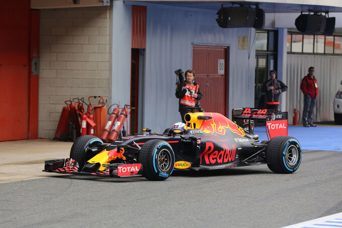 Daniel-Ricciardo-Red-Bull-Formel-1-Test-Barcelona-22-Februar-2016-fotoshowImage-a1eb1f4f-928497.jpg
