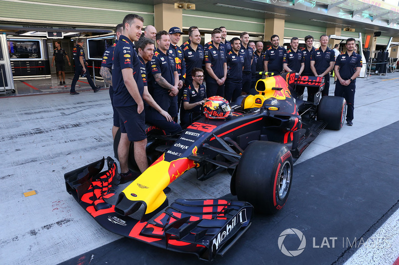 f1-abu-dhabi-gp-2017-max-verstappen-red-bull-racing-and-engineers-at-the-red-bull-racing-t.jpg