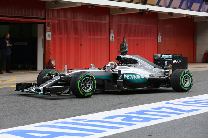 Lewis-Hamilton-Mercedes-Formel-1-Test-Barcelona-22-Februar-2016-fotoshowImage-5d54cdd5-928501.jpg